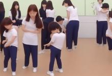 韩国教育孩子打小腿