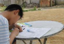 你小时候作业都是在哪写的