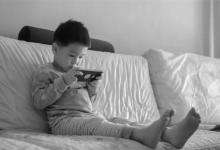 戒掉孩子玩手机只需一招既能解决问题又能促进父子关系