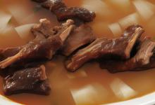 羊肚菌炖排骨汤的做法