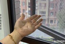 纱窗脏不用拆洗，教你清洗窍门，喷一喷污渍自己掉下来，省时省力