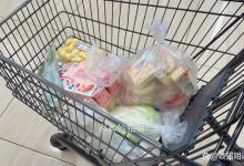 超市的白色塑料袋为啥免费？很多人当宝扯回家了，劝你别占便宜了