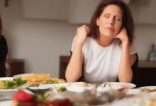 女人梦见别人请吃饭