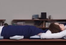 趴桌子桌子上能进入深度睡眠吗