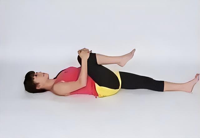 膝盖,膝盖要尽量往身体方向靠,另一脚要伸直,借此拉伸大腿后侧的肌肉