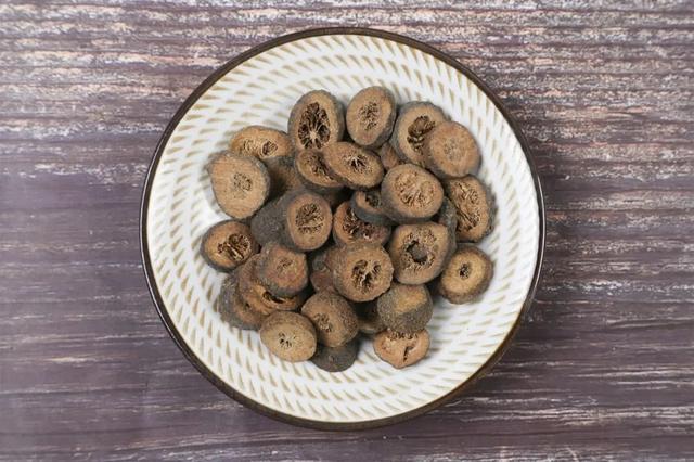 接着是竹茹和茯苓,竹茹化痰的同时还有清热的效果,茯苓健脾渗湿,这