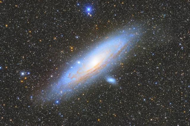 这是银河系,一个直径18万光年,拥有4000亿颗恒星的棒旋星系,我们的