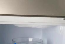 冰箱结冰不用铲，只需要一碗水，让冰块自动脱落，效果太神了