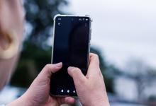 难怪你的手机在阳光下总是看不清楚，原来是这2个开关没打开